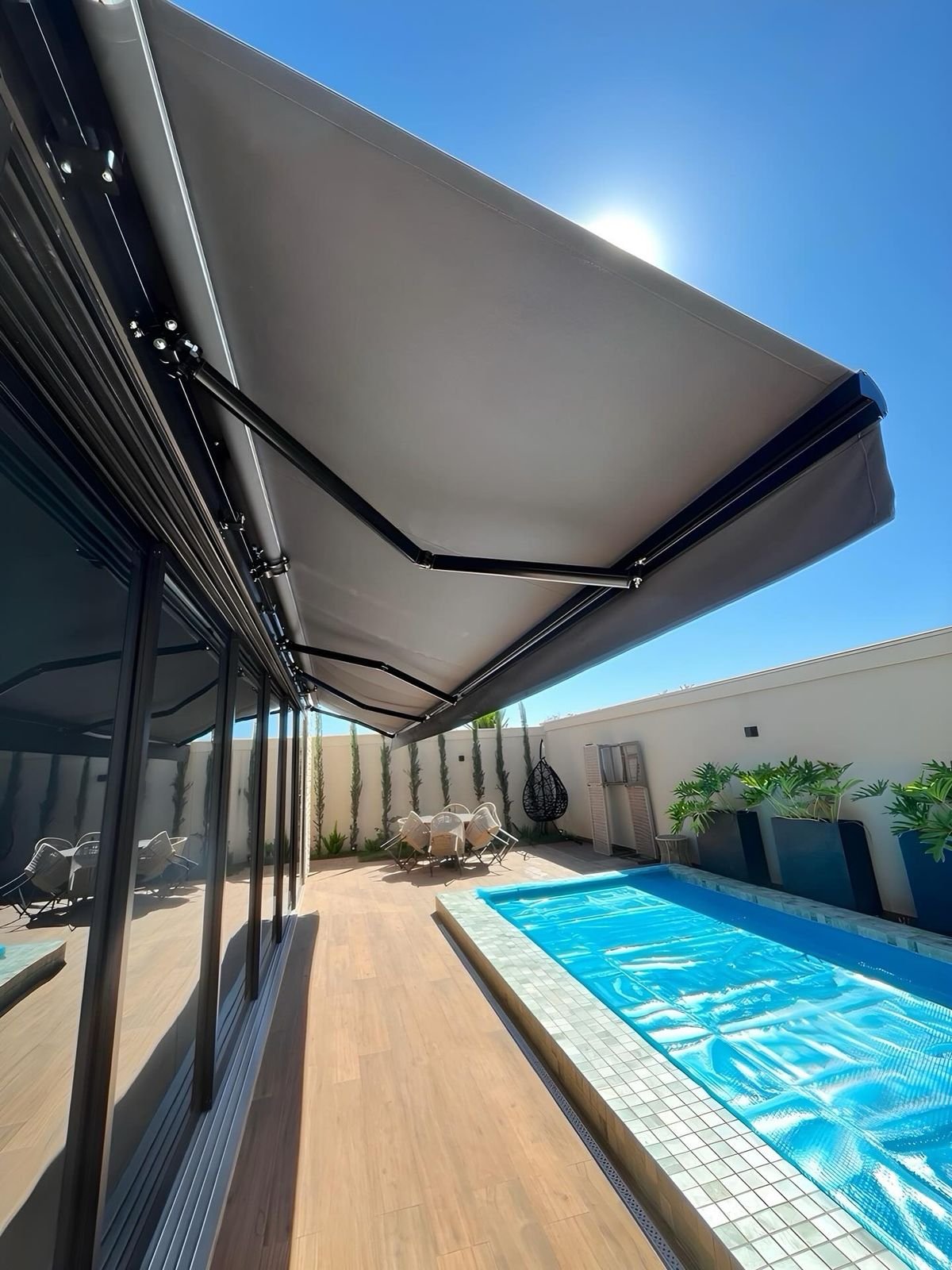 Toldo plegable instalado